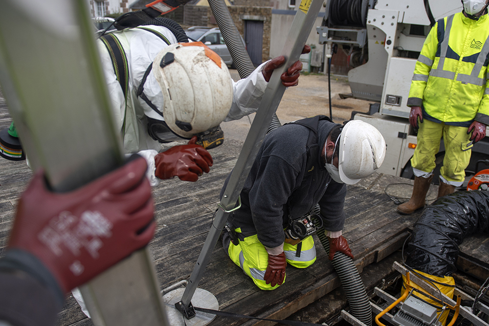  Des opérateurs organisent leur intervention en espace confiné.