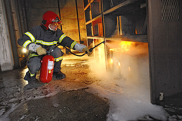 Salarié en formation s’exerçant à l’utilisation d'un extincteur