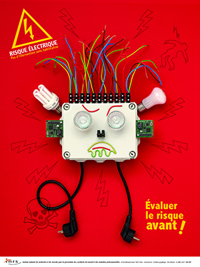 Risque électrique. Pas d'intervention sans habilitation. Évaluer le risque avant !